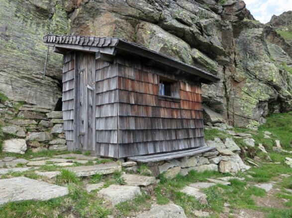 Arnsteiger Biwakschachtel (2600m), knapp südlich unterhalb der Bocksteinscharte.