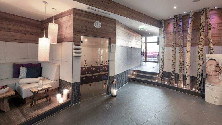 INNs HOLZ Hotel | Indoorpool mit Kamin