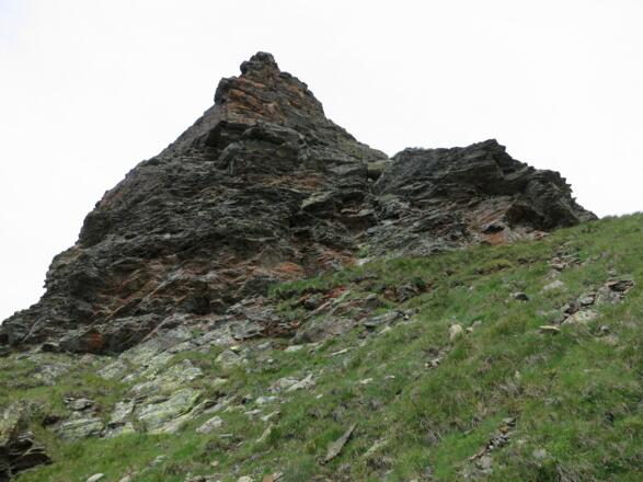 Die rote Pyramide wird links umgangen.