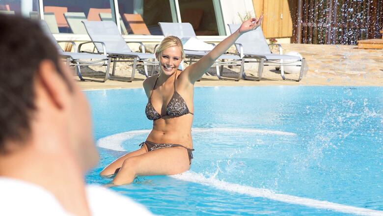 almesberger-sommerurlaub-pool-mit-whirlliegen