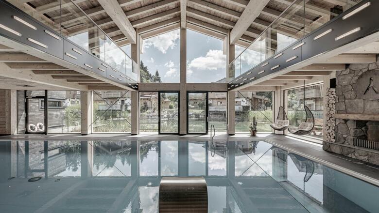 INNs HOLZ Chaletdorf | Indoorpool im Sommer