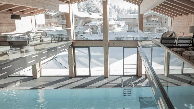 INNs HOLZ Chaletdorf | Indoorpool mit Lounge