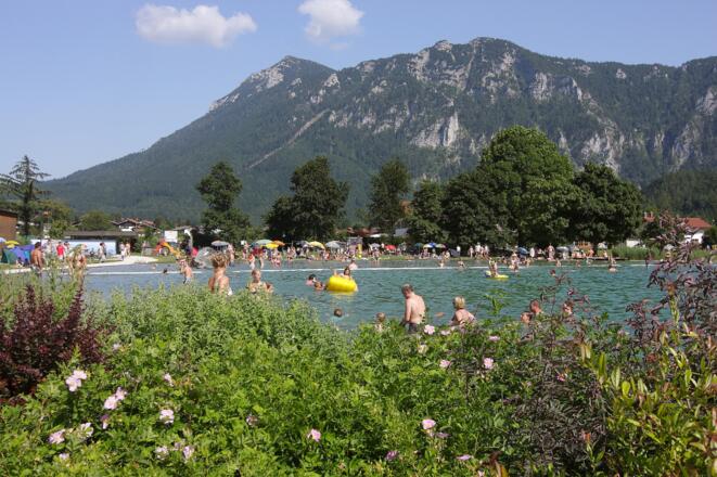 Naturbadesee Inzell mit Bergblick