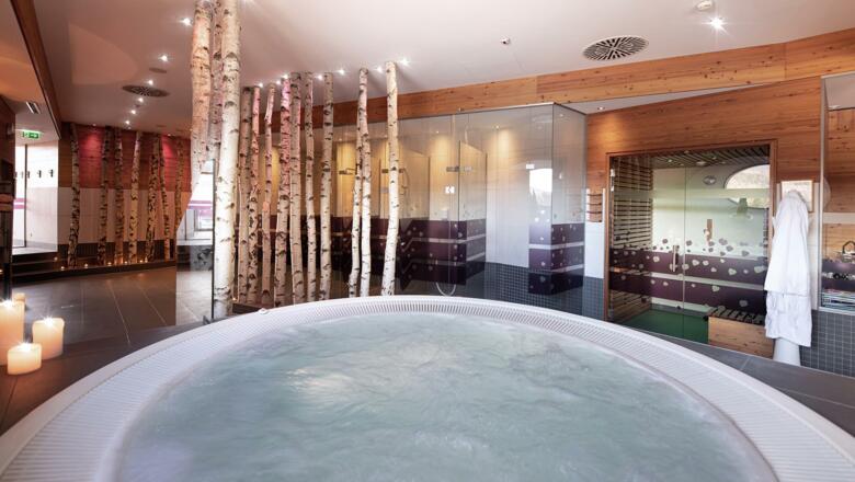 INNs HOLZ Chaletdorf | Whirlpool im Hotel