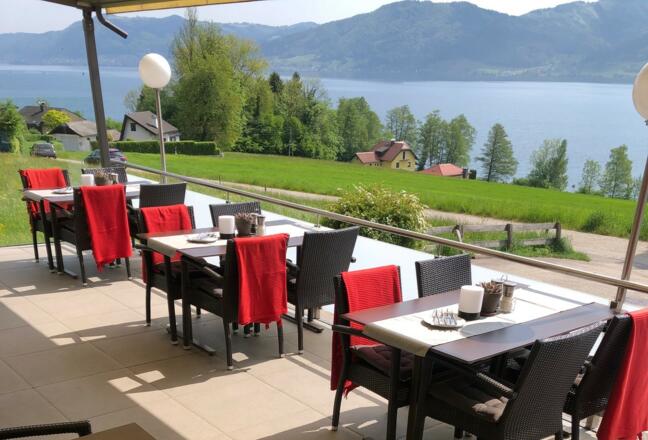 Gastgarten mit Aussicht auf den Attersee