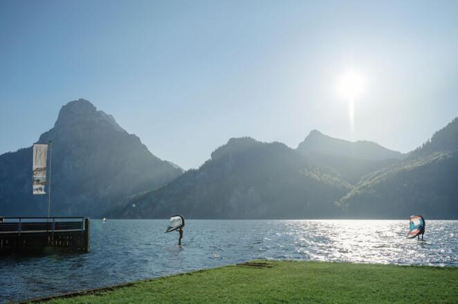 Wassersport_Foilsurfen_am_Traunsee im Salzkammergu