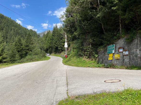 Nach einer Auffahrt ins Oberbergtal, zweigt noch im ersten Drittel des Tales rechterhand eine Straße in Richtung der Jausenstationen Kartnall, Forchach und Hofer ab.