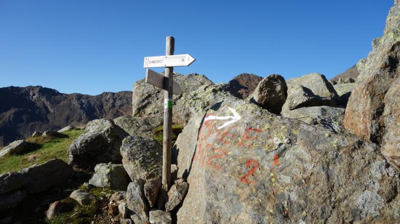 Wegtafel ~1590 m, rechts weiter