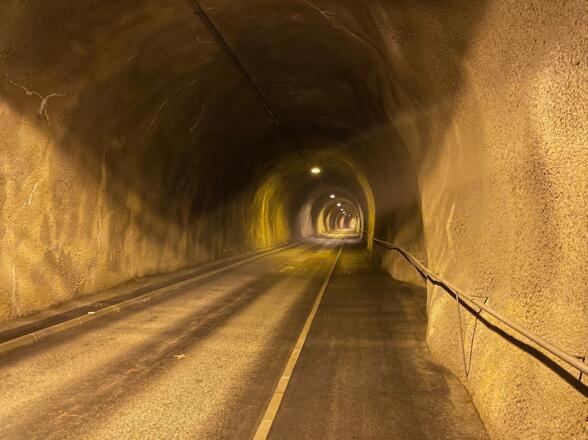 Schon bald nach der Auffahrt geht es durch den nicht allzu kurzen Tunnel, der eine Fahrt abseits der Straße ermöglicht (Tunnel ist beleuchtet).