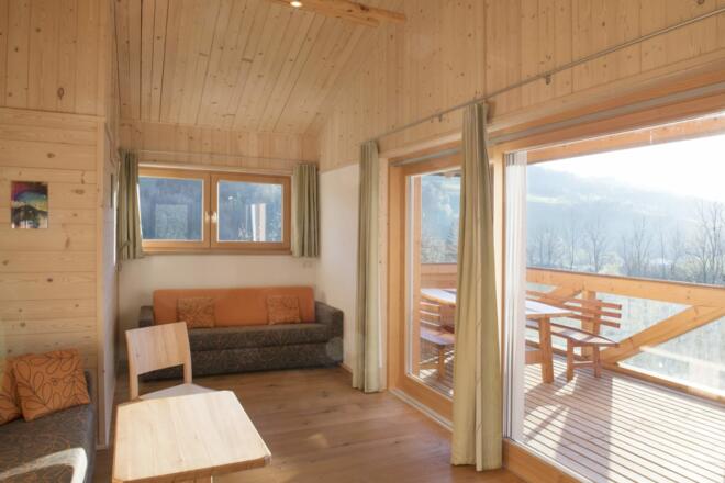 Blick in Küche und Wohn-oder Schlafzimmer