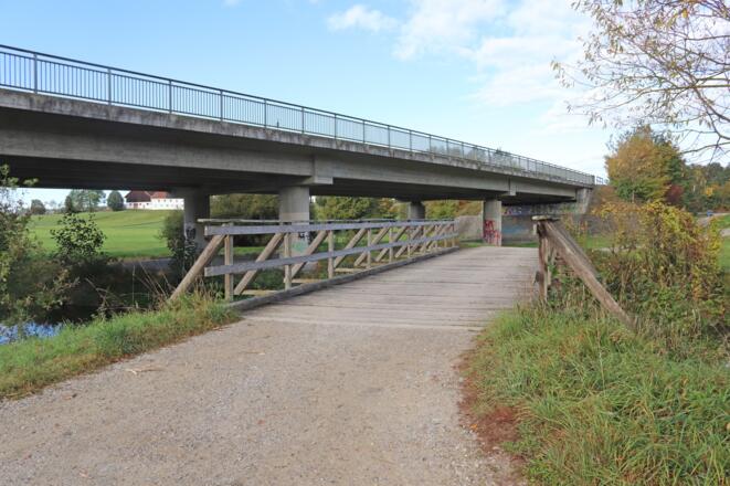 Holzbrücke vor Umgehungsstraße