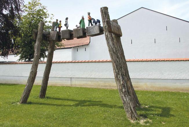 Holzskulptur Pontonbrücke