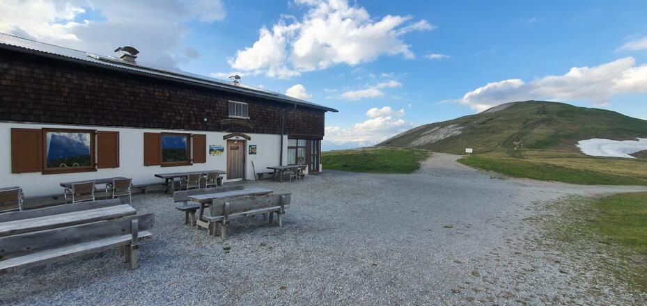 Blaserhütte mit dem nahen Gipfel.