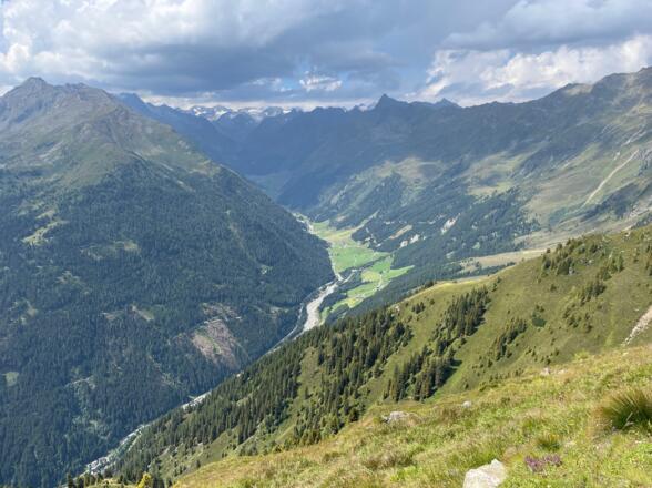Kurz vor der Schutzhütte blickt man hinunter in das Oberbergtal mit den im Talschluss thronenden Gletschertrabanten.