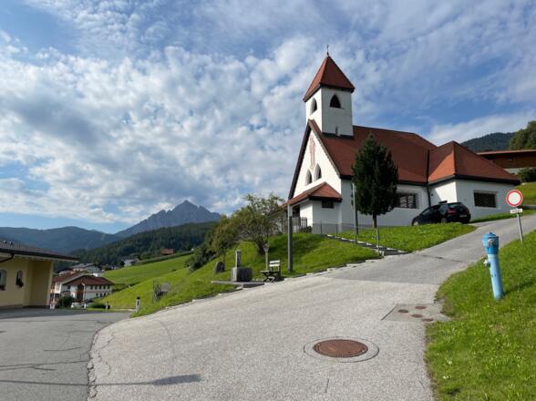 Ein schönes Kirchlein am Straßenrand auf dem Weiterweg nach Raitis.