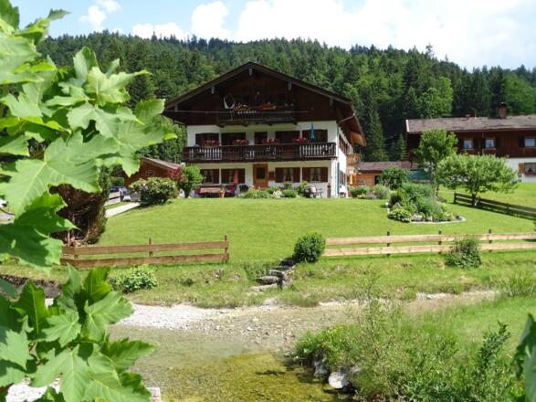 Blick auf den wunderbaren kleinen Bach
