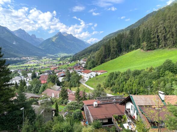 Blick über die Dächer von Plöven, einem Ortsteil von Fulpmes.