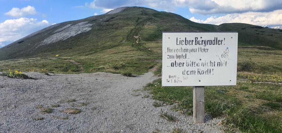 BITTE ZU FUß ZUM GIPFEL!