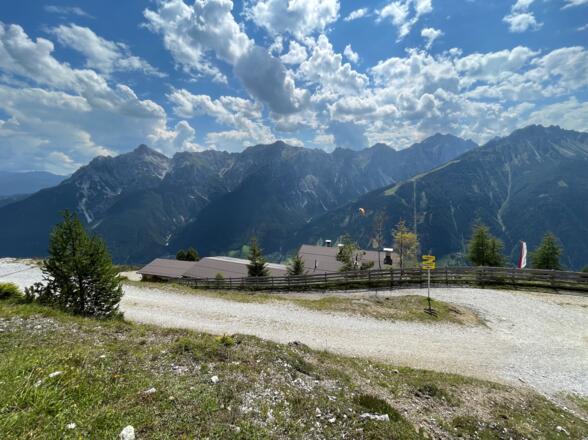 Auf über 1900 m Seehöhe ist die wunderschöne Kaserstattalm erreicht. Prächtige Aussicht hinüber zur Serles, Kesselspitze, Kirchdachspitze ...