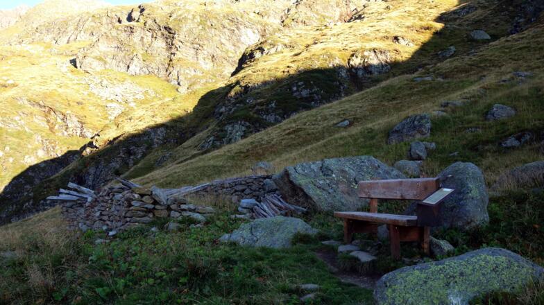 Verfallene Schäferhütte mit Bank 2116m