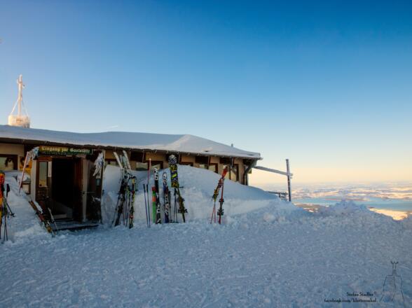 Hochfellnhaus und unten der Chiemsee