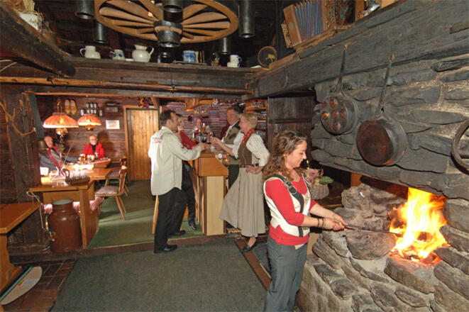 gemütliche Stube mit offenem Kamin