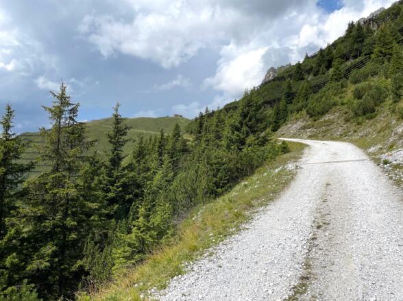 Von der Kaserstattalm sind es nochmals gut 300 schweißtreibende Höhenmeter bis zur Starkenburger Hütte, die bereits heruntergrüßt.