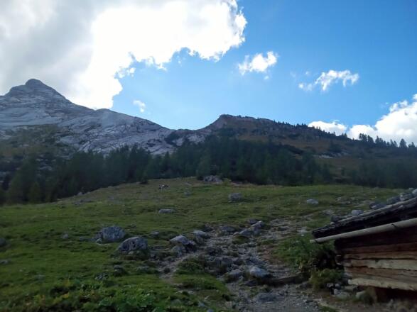 Blick von der Falzalm hinauf zum Watzmannhaus (rechts) und Hocheck (links).