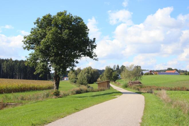 Nebenstraße entlang dem Maierbach nach Tattendorf