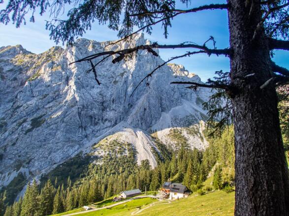 Blick auf die Füssener Hütte, die nur wenige Meter neben der Otto-Mayr-Hütte liegt.