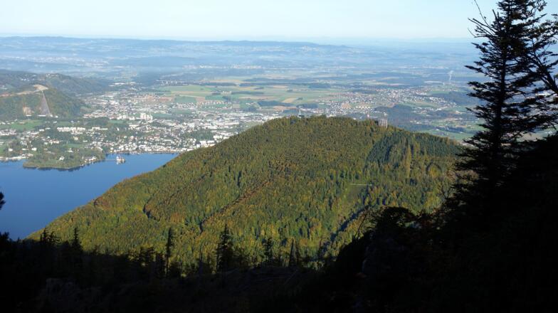 Rückblick nach dem Einstieg mit Grünberg rechts und Schloss Orth links