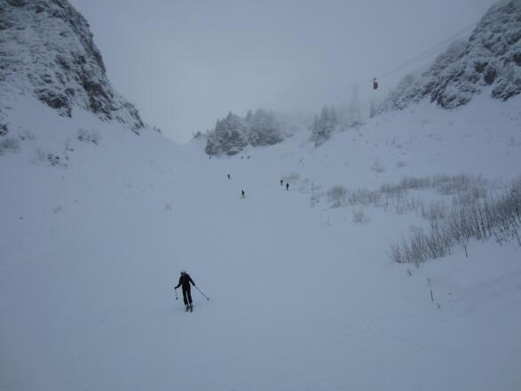 am Rand der Piste weiter nach oben