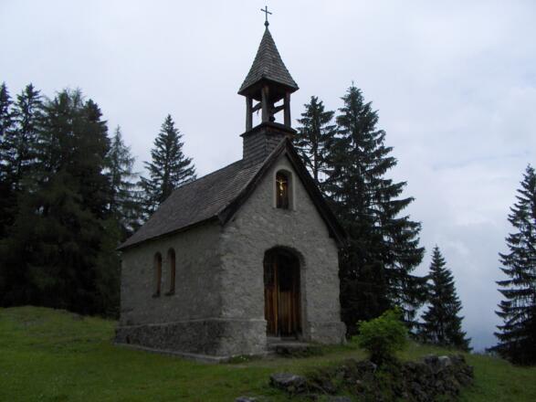 Die Annakapelle liegt schön auf der Alm.