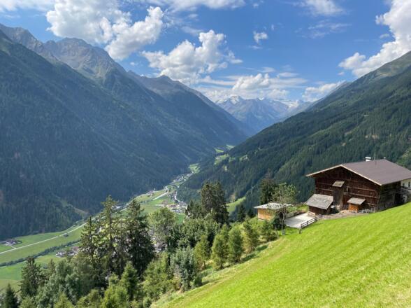 Hat man den Tunnel hinter sich gelassen, eröffnen sich herrliche Blicke über das Stubaital.