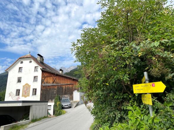 Ein wunderschöner alter Bauernhof ist ein wahrer Blickfang.