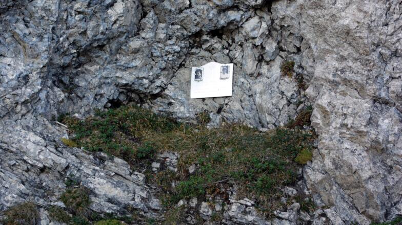 Rechts halten, dann links Gedenktafel um  1510m