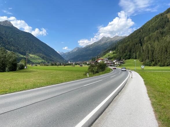 Kurz vor Neustift i. St. ist es sinnvoller diesen Abschnitt für wenige Minuten auf der Bundesstraße zurückzulegen.