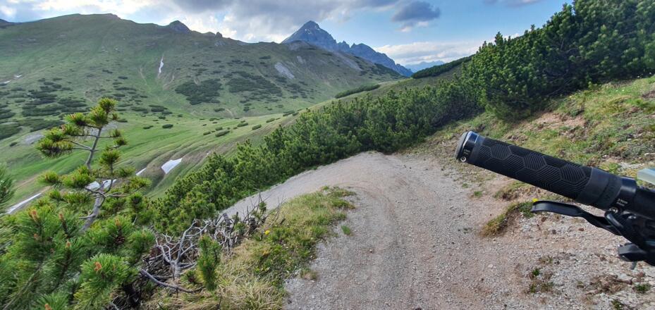 im Singletrail sind manchem Beginner die Spitzkehren etwas spitz, dem anderen der Schotter zu rutschig!