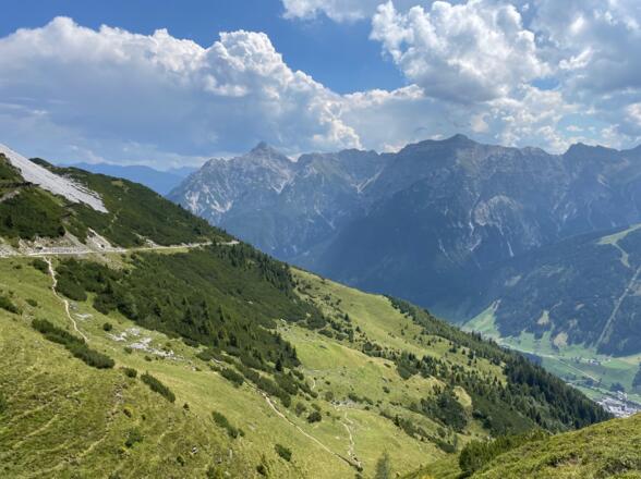 Blick zurück zum Auffahrtsweg und zur Serles und Kesselspitze.