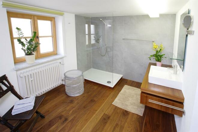 LM5 Bathroom downstairs