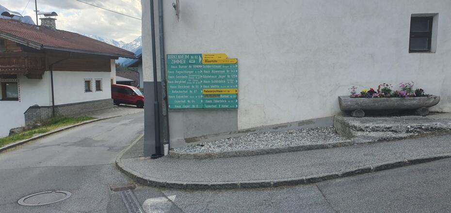 Im Zentrum folgt man den Schildern.