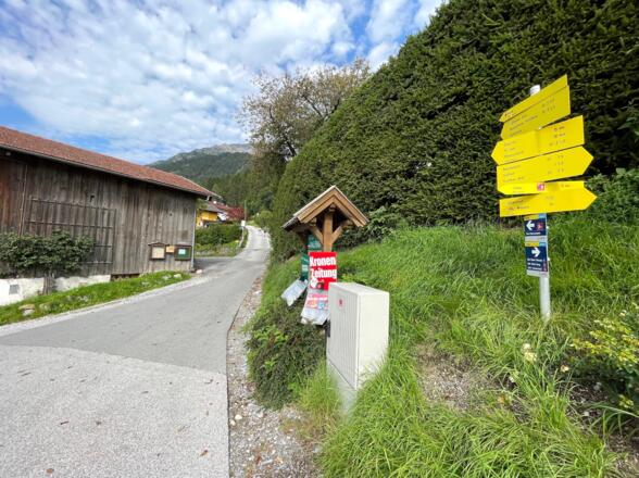 Gleich nach den Telfer Wiesen fährt man ein kurzes Stück auf der Straße und zweigt dann bei zahlreichen Wegschildern rechts ab.