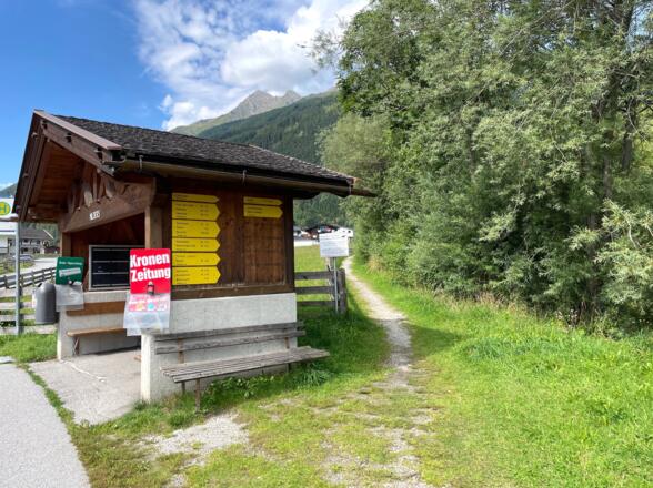Kurz vor Milders kann bei einem Bushäuschen rechterhand abzweigen und kürzt somit die Fahrt ins Oberbergtal ab.