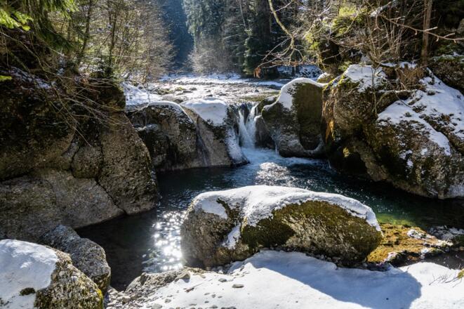 Kleine Wasserfälle im winterlichen Haldertobel