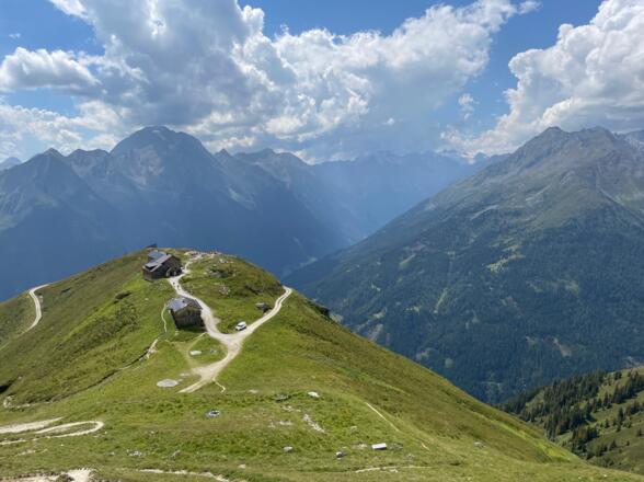 Wie auf einem Aussichtsbalkon thront die Starkenburger Hütte mit Blick zum Habicht, die zu einer Rast und Stärkung einlädt.