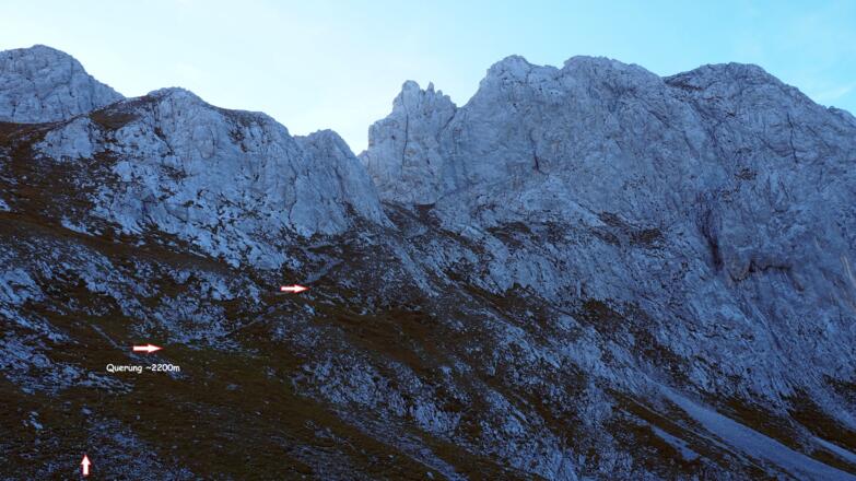 Wanderweg verlassen und zur Spur um 2200m, rechts querend an.