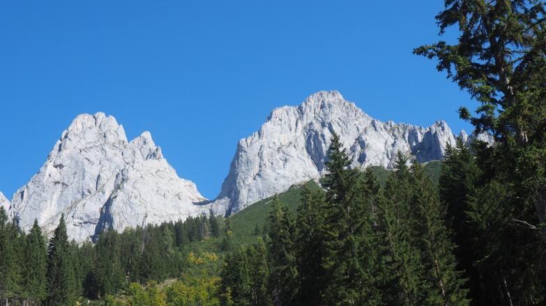 Rückblick zum Hochthron rechts.