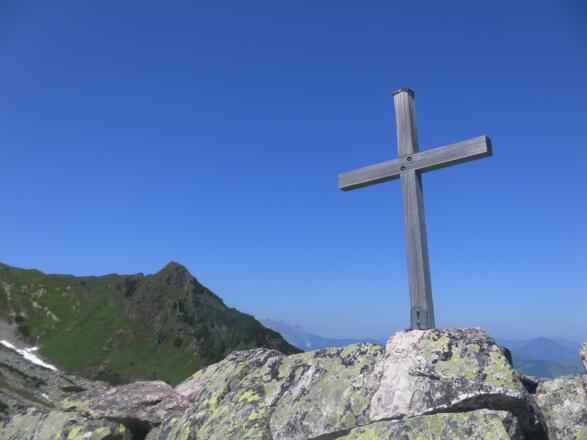 Gipfelkreuz Rabenköpfe, dahinter Marokka