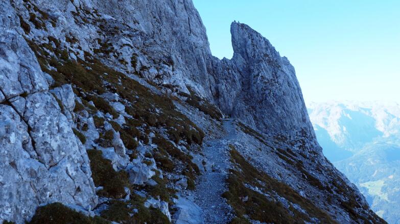 zum Felszackenansatz links ~2070m