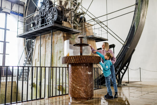 Solebrunnen vor dem riesigen Wasserrad